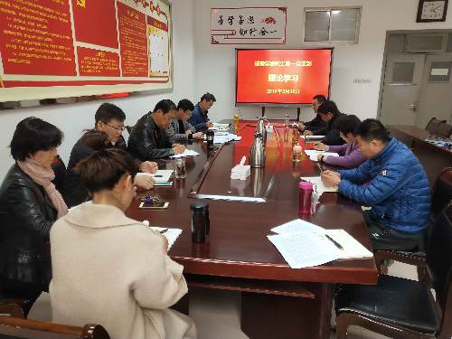 2019经济上的成就_2019工业互联网成果展上,观众在观看工业用制造运营管理系统. 图...(2)