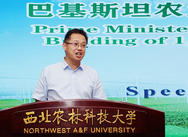 授课教师代表江中良发言.JPG